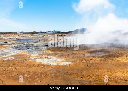 Geothermische Zone mit dampfenden Schlammbecken an einem klaren Sommertag Stockfoto