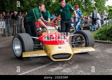 Lotus-Cosworth 49B Classic Lotus Formel 1, Grand Prix Rennwagen beim Goodwood Festival of Speed Rennsport Event 2014. Lotus 49 mit Team-Crew Stockfoto