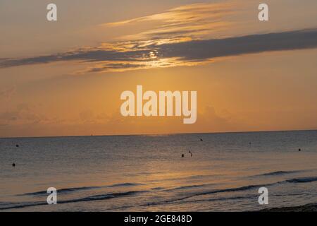 Langrune-Sur-Mer, Frankreich - 08 03 2021: Sonnenaufgang über dem Meer vom Strand Stockfoto