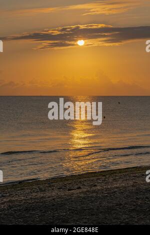 Langrune-Sur-Mer, Frankreich - 08 03 2021: Sonnenaufgang über dem Meer vom Strand Stockfoto