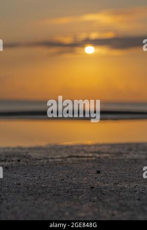 Langrune-Sur-Mer, Frankreich - 08 03 2021: Sonnenaufgang über dem Meer vom Strand Stockfoto