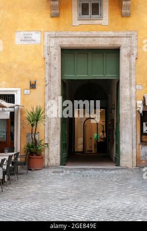 Piazza della Maddalena in Rom. Stockfoto