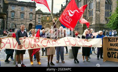 Edinburgh, Schottland, Großbritannien, 17. AUGUST 2021. Unite Union Care Home Protestierende demonstrierten vor dem Protest der City Chambers auf der Royal Mile während des Edinburgher Festivals, während Pflegekräfte versuchen, Kürzungen an der Schließung von Häusern zu verhindern. Quelle: Gerard Ferry/Alamy Live News Stockfoto