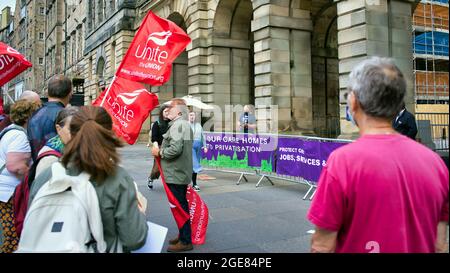 Edinburgh, Schottland, Großbritannien, 17. AUGUST 2021. Unite Union Care Home Protestierende demonstrierten vor dem Protest der City Chambers auf der Royal Mile während des Edinburgher Festivals, während Pflegekräfte versuchen, Kürzungen an der Schließung von Häusern zu verhindern. Quelle: Gerard Ferry/Alamy Live News Stockfoto