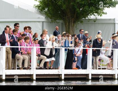 Zuschauer in der Steward's Enclosure, darunter Sir Steve Redgrave, beobachten, wie die Konkurrenten bei der Henley Royal Regatta, Henley-on-Thames, Oxfordshire, England, rudern Stockfoto