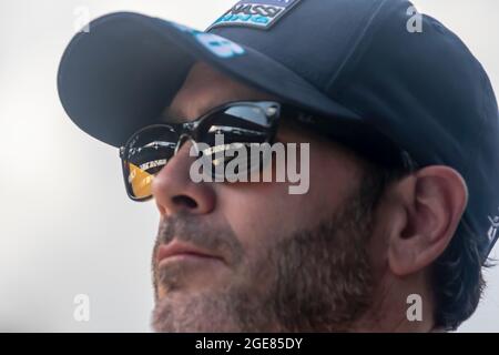 Indianapolis, Indiana, USA. August 2021. JIMMIE JOHNSON (R) (48) aus den Vereinigten Staaten bereitet sich auf den Big Machine Spiked Coolers Grand Prix auf dem Indianapolis Motor Speedway in Indianapolis, Indiana, vor. (Bild: © Colin J Mayr Grindstone Media Gr/ASP über ZUMA Press Wire) Stockfoto