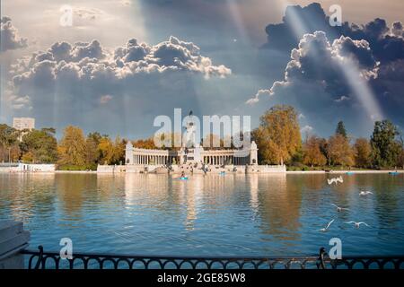 Blick auf dieses schöne Alfonso XII Denkmal mit schönen Wolken am Himmel und eine schöne Reflexion im Wasser Stockfoto