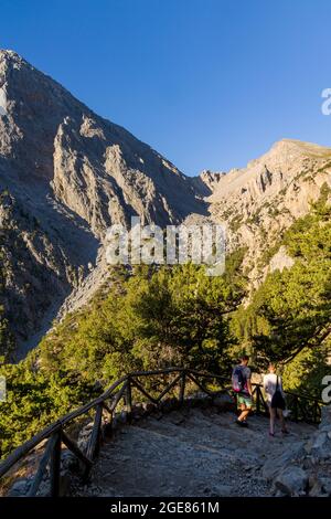 SAMARIA-SCHLUCHT, KRETA - 20. JULI 2021: Wanderer in der spektakulären Berg- und Waldlandschaft der Samaria-Schlucht auf der griechischen Insel Kreta Stockfoto