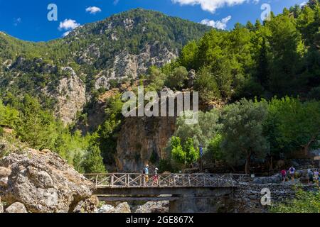 SAMARIA-SCHLUCHT, KRETA - 20. JULI 2021: Wanderer in der spektakulären Berg- und Waldlandschaft der Samaria-Schlucht auf der griechischen Insel Kreta Stockfoto