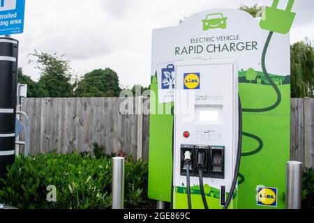 HAYES, LONDON, ENGLAND - 13. August 2021: Pod Point elektrisches Autoladegerät auf einem Lidl-Parkplatz in Hayes Stockfoto