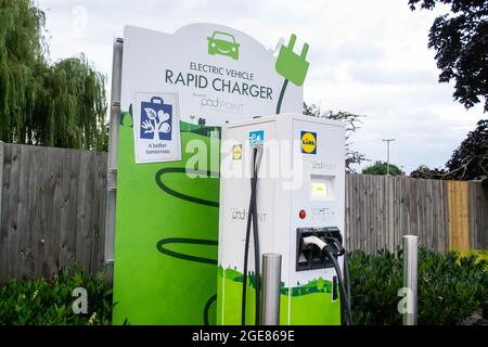 HAYES, LONDON, ENGLAND - 13. August 2021: Pod Point elektrisches Autoladegerät auf einem Lidl-Parkplatz in Hayes Stockfoto