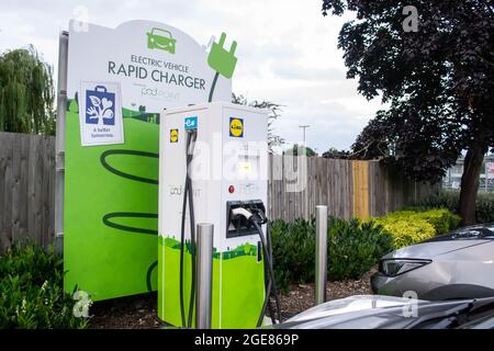 HAYES, LONDON, ENGLAND - 13. August 2021: Pod Point elektrisches Autoladegerät auf einem Lidl-Parkplatz in Hayes Stockfoto