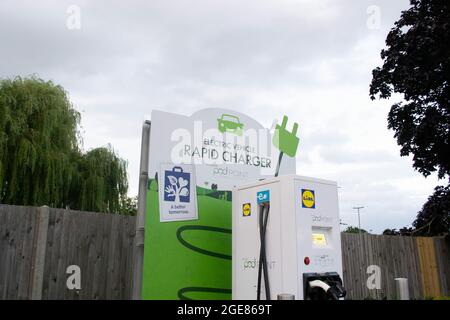 HAYES, LONDON, ENGLAND - 13. August 2021: Pod Point elektrisches Autoladegerät auf einem Lidl-Parkplatz in Hayes Stockfoto