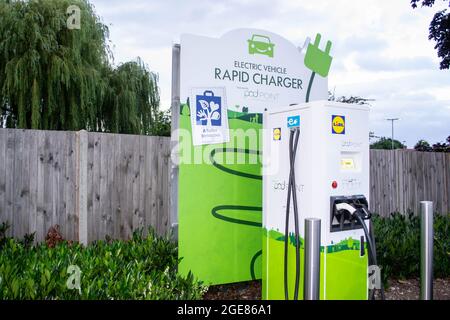 HAYES, LONDON, ENGLAND - 13. August 2021: Pod Point elektrisches Autoladegerät auf einem Lidl-Parkplatz in Hayes Stockfoto