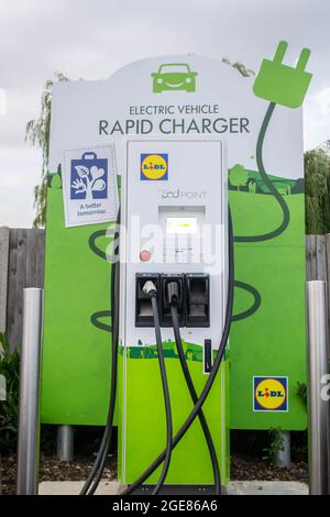 HAYES, LONDON, ENGLAND - 13. August 2021: Pod Point elektrisches Autoladegerät auf einem Lidl-Parkplatz in Hayes Stockfoto