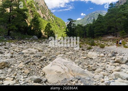 SAMARIA-SCHLUCHT, KRETA - 20. JULI 2021: Wanderer in der spektakulären Berg- und Waldlandschaft der Samaria-Schlucht auf der griechischen Insel Kreta Stockfoto