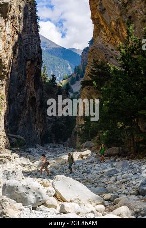 SAMARIA-SCHLUCHT, KRETA - 20. JULI 2021: Wanderer in der spektakulären Berg- und Waldlandschaft der Samaria-Schlucht auf der griechischen Insel Kreta Stockfoto