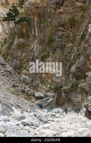 SAMARIA-SCHLUCHT, KRETA - 20. JULI 2021: Wanderer in der spektakulären Berg- und Waldlandschaft der Samaria-Schlucht auf der griechischen Insel Kreta Stockfoto