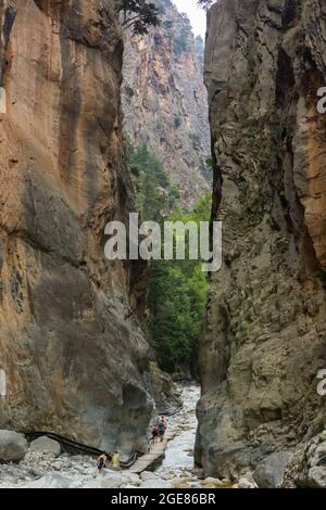 SAMARIA-SCHLUCHT, KRETA - 20. JULI 2021: Wanderer in der spektakulären Berg- und Waldlandschaft der Samaria-Schlucht auf der griechischen Insel Kreta Stockfoto