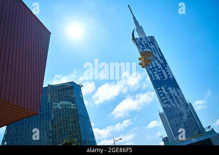 Moderne Architektur von Batumi. Wolkenkratzer mit einem Riesenrad. Tiflis, Georgien - 03.19.2021 Stockfoto