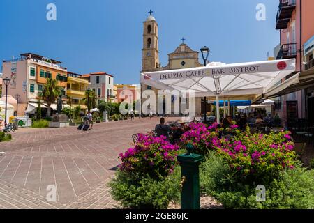 CHANIA, KRETA - JULI 22 2021: Touristenmassen in den engen Gassen der Altstadt von Chania auf der griechischen Insel Kreta. Trotz des Coronavirus-Pandem Stockfoto