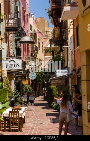 CHANIA, KRETA - JULI 22 2021: Touristenmassen in den engen Gassen der Altstadt von Chania auf der griechischen Insel Kreta. Trotz des Coronavirus-Pandem Stockfoto