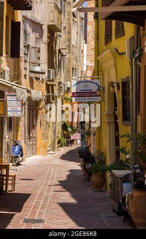 CHANIA, KRETA - JULI 22 2021: Touristenmassen in den engen Gassen der Altstadt von Chania auf der griechischen Insel Kreta. Trotz des Coronavirus-Pandem Stockfoto