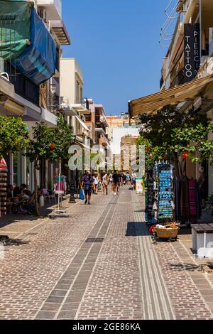 CHANIA, KRETA - JULI 22 2021: Touristenmassen in den engen Gassen der Altstadt von Chania auf der griechischen Insel Kreta. Trotz des Coronavirus-Pandem Stockfoto