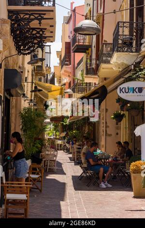 CHANIA, KRETA - JULI 22 2021: Touristenmassen in den engen Gassen der Altstadt von Chania auf der griechischen Insel Kreta. Trotz des Coronavirus-Pandem Stockfoto