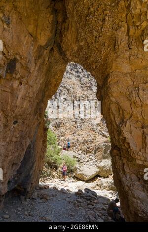 IMBROS-SCHLUCHT, KRETA - 23. JULI 2021: Wanderer erkunden die engen Schluchten und das Gelände der Imbros-Schlucht im Zentrum Kretas, Griechenland Stockfoto