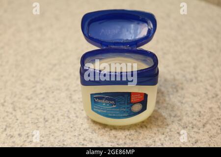 Vaseline Wanne mit offenem Deckel Stockfoto