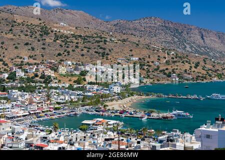 ELOUNDA, KRETA - 11. JULI 2021: Landschaft im beliebten kretischen Ferienort Elounda in der Lasithit-Region der Insel Kreta Stockfoto