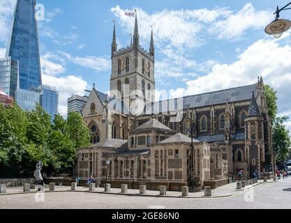 LONDON, GROSSBRITANNIEN - 29. Jul 2021: Die Southwark Cathedral mit dem Shard dahinter in London, Großbritannien Stockfoto