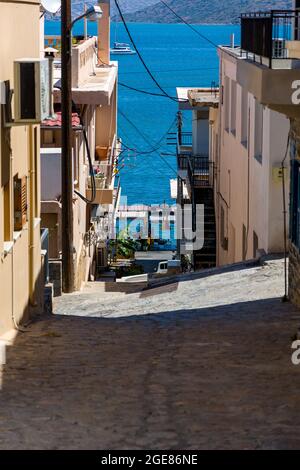 ELOUNDA, KRETA - 11. JULI 2021: Landschaft im beliebten kretischen Ferienort Elounda in der Lasithit-Region der Insel Kreta Stockfoto