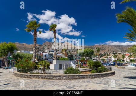 ELOUNDA, KRETA - 11. JULI 2021: Landschaft im beliebten kretischen Ferienort Elounda in der Lasithit-Region der Insel Kreta Stockfoto