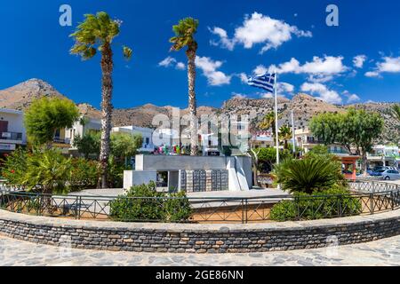 ELOUNDA, KRETA - 11. JULI 2021: Landschaft im beliebten kretischen Ferienort Elounda in der Lasithit-Region der Insel Kreta Stockfoto