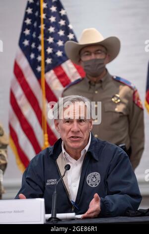 Texas Gov. Greg Abbott hat sich positiv auf COVID-19 getestet, teilte sein Büro in einer Erklärung am Dienstag mit. DATEIBILD. August 2021. 17. Februar 2021, Austin, Texas, USA: Texas Gov. GREG ABBOTT und Beamte der Notaufnahme sprechen im State Operations Center mit der Presse, während Texas in allen 254 Grafschaften mit Rekordschnee und bitterer Kälte zu reden hat. Etwa ein Viertel des Staates ist immer noch ohne Macht, da Beamte staatliche Ressourcen an einer Vielzahl von Fronten einsetzen. Quelle: Bob Daemmrich/ZUMA Wire/Alamy Live News Stockfoto