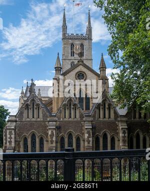 LONDON, VEREINIGTES KÖNIGREICH - 29. Jul 2021: Eine vertikale Aufnahme der Southwark Cathedral in London, England, Vereinigtes Königreich Stockfoto