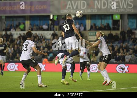 The New Den London, Großbritannien. August 2021. Matt Smith von Millwall geht in der zweiten Hälfte beim Spiel von Millwall gegen Fulham, der EFL-Meisterschaft im New Den London, an den Start. Quelle: MARTIN DALTON/Alamy Live News Stockfoto