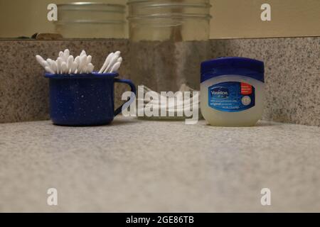 Vaseline, Ohrstöpsel und Zahnstocher aus Zahnseide Stockfoto