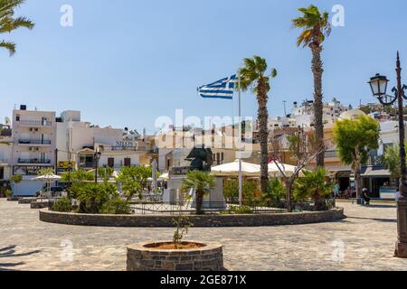 ELOUNDA, KRETA - 11. JULI 2021: Landschaft im beliebten kretischen Ferienort Elounda in der Lasithit-Region der Insel Kreta Stockfoto