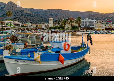 ELOUNDA, KRETA - 11. JULI 2021: Bunte traditionelle Fischerboote und Ausrüstung im Hafen der Stadt Elounda in Lasithi, Kreta (Griechenland) Stockfoto