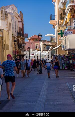 CHANIA, KRETA - JULI 22 2021: Touristenmassen in den engen Gassen der Altstadt von Chania auf der griechischen Insel Kreta. Trotz des Coronavirus-Pandem Stockfoto