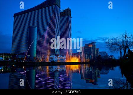 Abendansicht des modernen Hotelkomplexes Orbi City in der Stadt Batumi. Tiflis, Georgien - 03.19.2021 Stockfoto