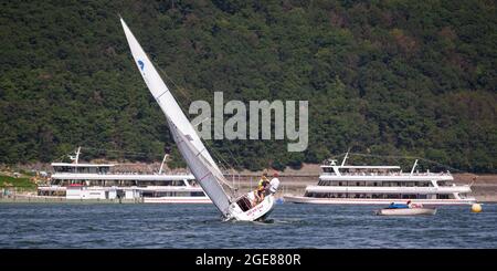 Segelregatta auf dem Edersee / Deutschland am 2019-07-27. Im Hintergrund zwei touristische Ausflugsboote. Stockfoto