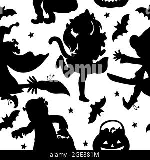 Vektor nahtloses Muster für Halloween mit schwarzen Silhouetten von Kindern in halloween-Kostümen, Fledermäusen und Kürbis auf weißem Hintergrund. Cartoon-Muster. Stock Vektor