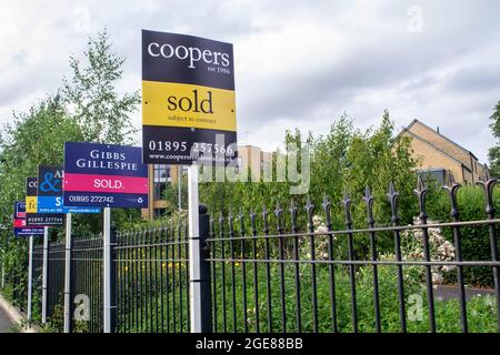 HILLINGDON, LONDON, ENGLAND - 14. August 2021: Verkaufte Schilder in London Stockfoto