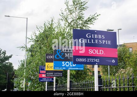 HILLINGDON, LONDON, ENGLAND - 14. August 2021: Verkaufte Schilder vor einer Immobilie in London Stockfoto