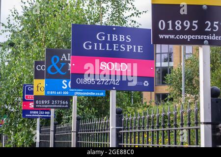 HILLINGDON, LONDON, ENGLAND - 14. August 2021: Immobilienmakler unterzeichnet vor einer Immobilie in London Stockfoto