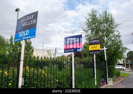 HILLINGDON, LONDON, ENGLAND - 14. August 2021: Verkaufte Schilder vor Wohnblocks in London Stockfoto